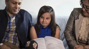 Devletin verdiği kitap yırtılınca ağlayan çocuk