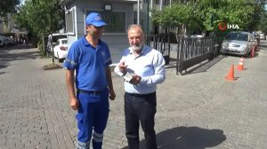 Temizlik işçisi kaldırımda bulduğu para dolu poşeti sahibine teslim etti